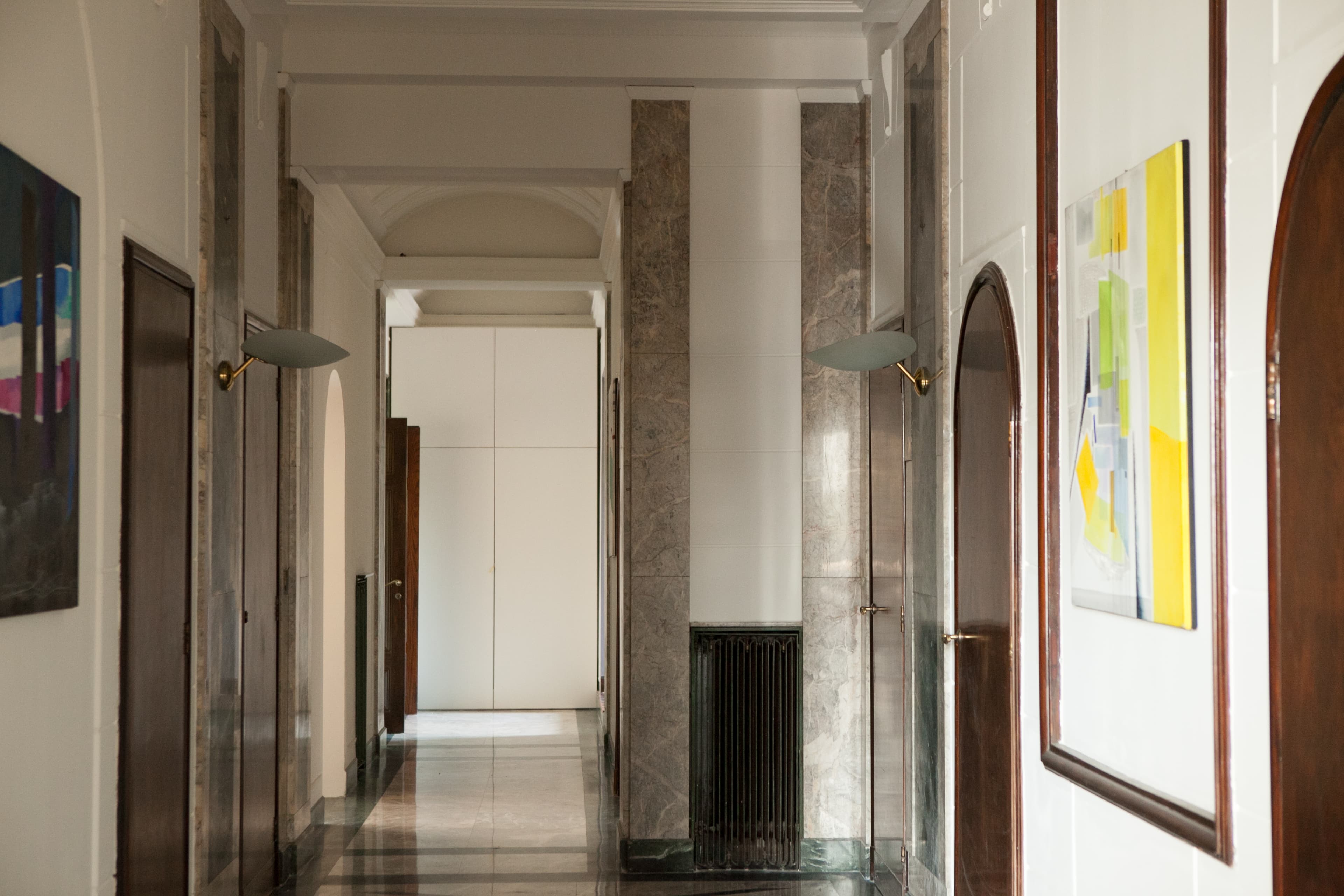 Spazio espositivo con soffitto affrescato in un palazzo milanese