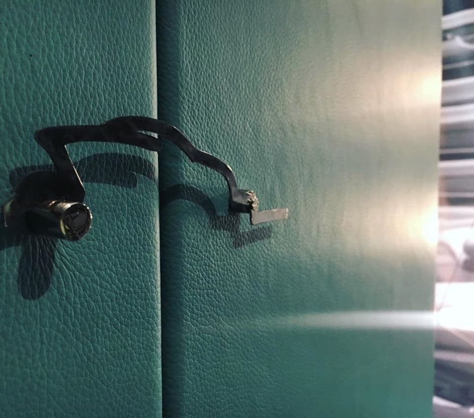 Dettaglio di mobile bar in pelle. Showroom