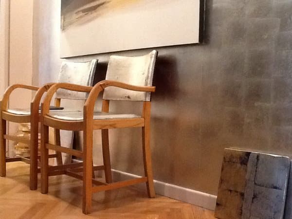 Parete e sedie anni 50 ricoperte di foglia di argento